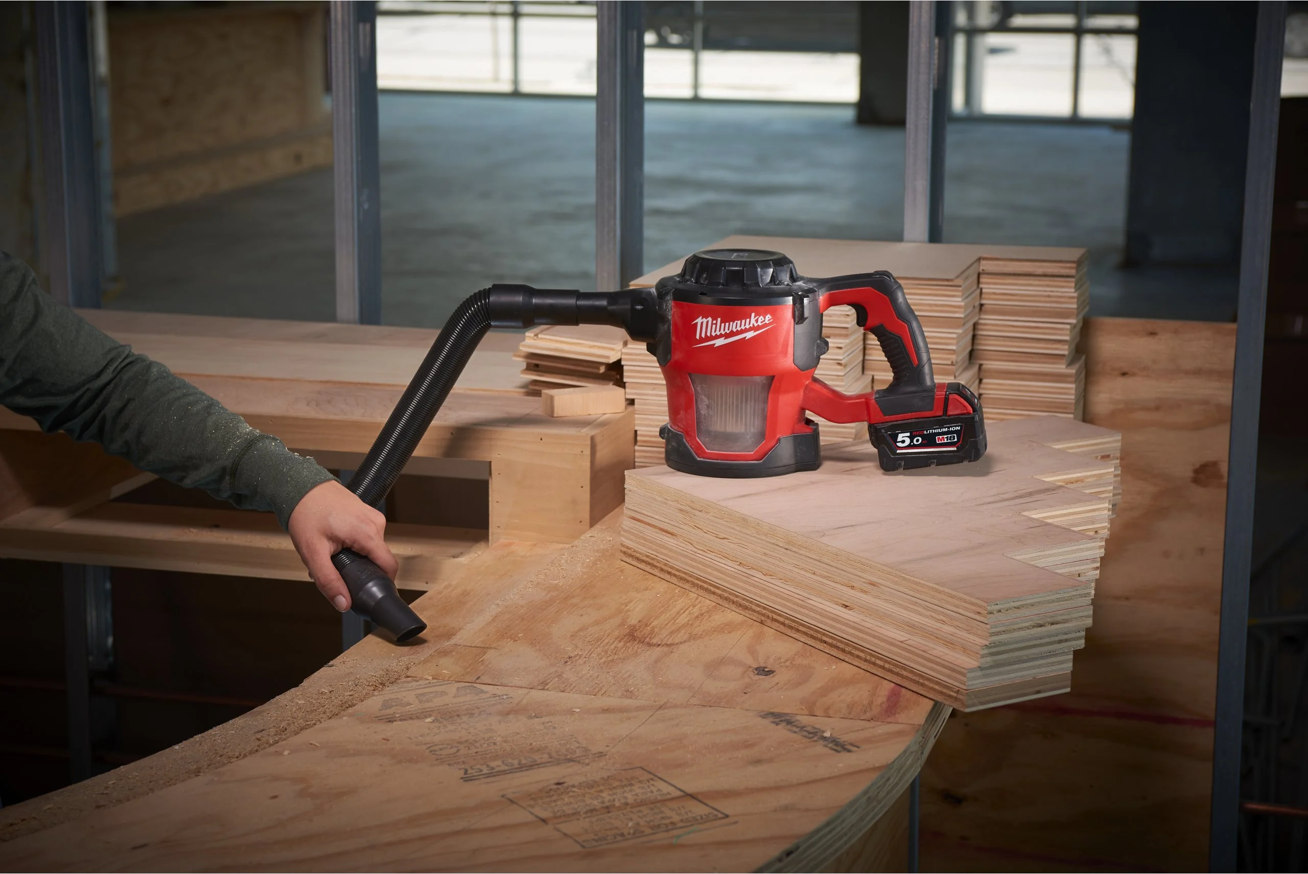 Milwaukee M18 ročni sesalnik z dodatki in gibljivo cevjo